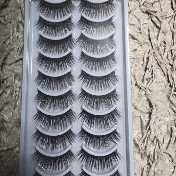 False eyelashes - Picture 1 of 5